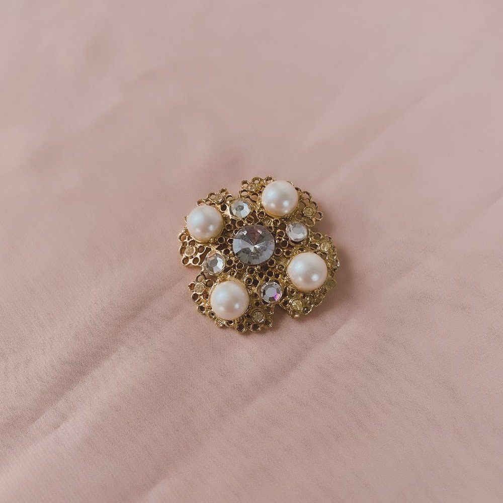 Vintage Pearl Rhinestone Gem Jewel Gold Filigree Medallion Crest Brooch Pin